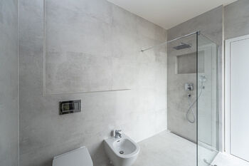 Koupelna u ložnice - aktuální stav. - Prodej domu 195 m², Vysoký Újezd