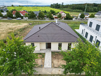 Pohled z dronu na dům od hlavního vstupu. - Prodej domu 195 m², Vysoký Újezd