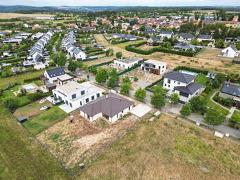 Pohled z dronu na lokaci domu a jeho okolí. - Prodej domu 195 m², Vysoký Újezd 