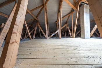 Úložná půda, přístupná výsuvným schodištěm ve stropu předsíně - aktuální stav. - Prodej domu 195 m², Vysoký Újezd