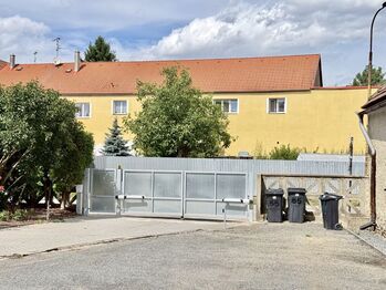 Vjezd na pozemek - Prodej bytu 3+1 v osobním vlastnictví 73 m², Bystřice