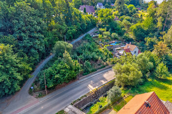 Pohledek na pozemku z dronu - Prodej pozemku 600 m², Jílové u Prahy 