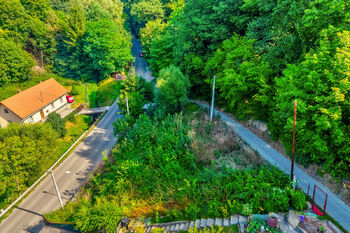 Pohled na pozemek z dronu - Prodej pozemku 600 m², Jílové u Prahy