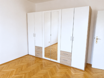 Šatní skříň - Pronájem bytu 2+1 v osobním vlastnictví 52 m², Praha 10 - Vinohrady