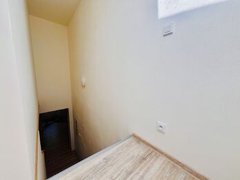 Pohled z podesty - Pronájem bytu 2+1 v osobním vlastnictví 41 m², Vyškov