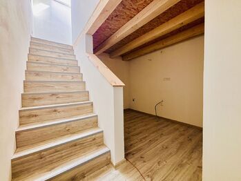 Pohled od schodů ke kuchyni - Pronájem bytu 2+1 v osobním vlastnictví 41 m², Vyškov
