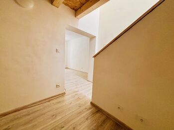 Pohled z kuchyně do obývacího pokoje - Pronájem bytu 2+1 v osobním vlastnictví 41 m², Vyškov