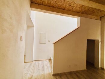 Pohled od kuchyně na schody - Pronájem bytu 2+1 v osobním vlastnictví 41 m², Vyškov