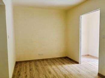 Část obývacího pokoje od vstupu - Pronájem bytu 2+1 v osobním vlastnictví 41 m², Vyškov