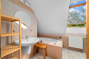 koupelna s vanou a wc - Prodej bytu 2+1 v osobním vlastnictví 87 m², České Budějovice