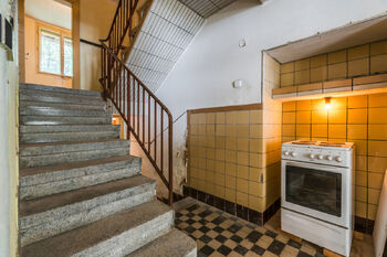 SCHODIŠTĚ - STÁVAJÍCÍ STAV - Prodej domu 145 m², Vavřinec