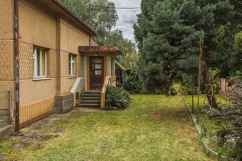 RODINNÝ DŮM - STÁVAJÍCÍ STAV - POHLED DO ZAHRADY - Prodej domu 145 m², Vavřinec