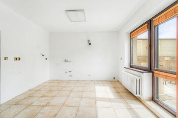 Kuchyň s dveřmi na terasu - Prodej domu 189 m², Úvaly