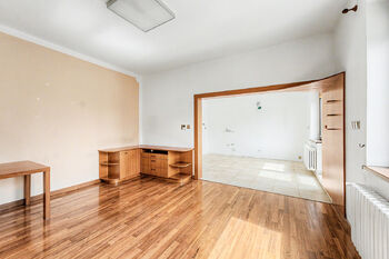 Obývací pokoj s kuchyní - Prodej domu 189 m², Úvaly