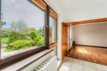 Výhled do zahrady z kuchyně - Prodej domu 189 m², Úvaly