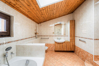 Koupelna s vanou v patře - Prodej domu 189 m², Úvaly