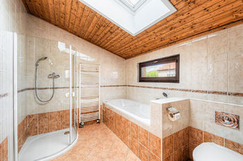 Koupelna s vanou v patře - Prodej domu 189 m², Úvaly