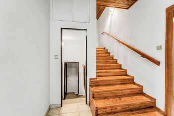 Schody do patra - Prodej domu 189 m², Úvaly