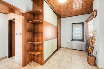 Vstupní hala - Prodej domu 189 m², Úvaly