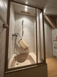 Koupelna horní - Prodej domu 149 m², Nejdek