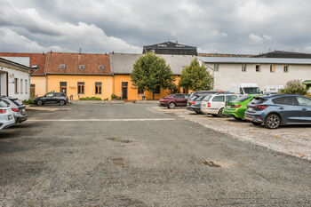 Pronájem komerčních prostor v Zelenči u Prahy – dvoupodlažní komerční budova v areálu U Rybníka 13 vhodná pro kanceláře, obchod, prodejnu, služby, provozovnu, showroom, ordinaci, zdravotnické zařízení - Pronájem obchodních prostor, Zeleneč