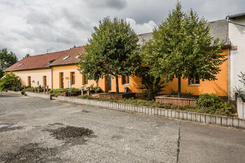 Pronájem komerčních prostor v Zelenči u Prahy – dvoupodlažní komerční budova v areálu U Rybníka 13 vhodná pro kanceláře, obchod, prodejnu, služby, provozovnu, showroom, ordinaci, zdravotnické zařízení - Pronájem obchodních prostor, Zeleneč 