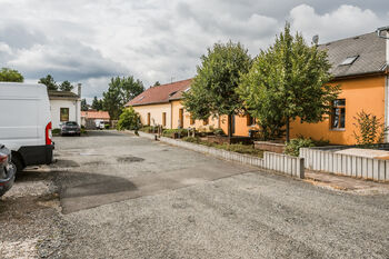 Pronájem komerčních prostor v Zelenči u Prahy – dvoupodlažní komerční budova v areálu U Rybníka 13 vhodná pro kanceláře, obchod, prodejnu, služby, provozovnu, showroom, ordinaci, zdravotnické zařízení - Pronájem obchodních prostor, Zeleneč