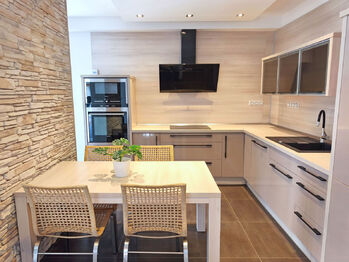 Kuchyňský a jídelní kout se vstupem do zimní zahrady.  - Prodej domu 129 m², Mělník 