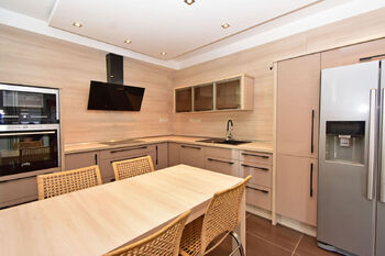 Kuchyňský a jídelní kout se vstupem do zimní zahrady.  - Prodej domu 129 m², Mělník