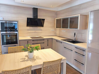 Kuchyňský a jídelní kout se vstupem do zimní zahrady.  - Prodej domu 129 m², Mělník