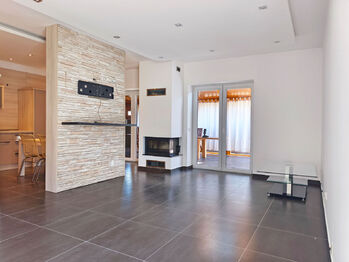 Obývací pokoj, kuchyňský a jídelní kout, se vstupem do zimní zahrady.  - Prodej domu 129 m², Mělník