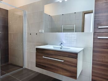 Koupelna se sprchovým koutem v přízemí.  - Prodej domu 129 m², Mělník