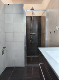 Koupelna se sprchovým koutem v přízemí.  - Prodej domu 129 m², Mělník