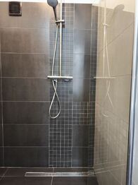 Koupelna se sprchovým koutem v přízemí.  - Prodej domu 129 m², Mělník