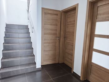 Chodba v přízemí.  - Prodej domu 129 m², Mělník
