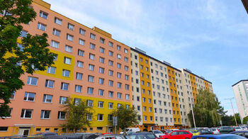 Pohled na budovu z ulice Na Výsluní.  - Prodej bytu 5+kk v osobním vlastnictví 109 m², Neratovice