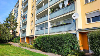 Druhý vchod do budovy s možností procházek kolem domu a výhledem do přírody.  - Prodej bytu 5+kk v osobním vlastnictví 109 m², Neratovice