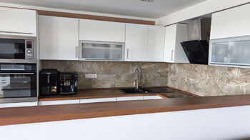 Velmi prostorný obývací pokoj s kuchyňským koutem, jídelním koutem a vstupem do lodžie. - Prodej bytu 5+kk v osobním vlastnictví 109 m², Neratovice