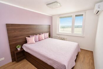 Ložnice č. 4 s vlastní koupelnou se sprchovým koutem. - Prodej bytu 5+kk v osobním vlastnictví 109 m², Neratovice