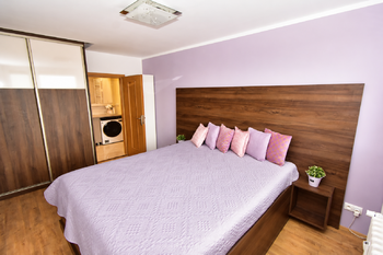 Ložnice č. 4 s vlastní koupelnou se sprchovým koutem. - Prodej bytu 5+kk v osobním vlastnictví 109 m², Neratovice