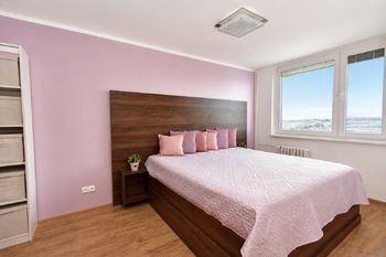Ložnice č. 4 s vlastní koupelnou se sprchovým koutem. - Prodej bytu 5+kk v osobním vlastnictví 109 m², Neratovice