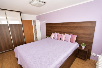 Ložnice č. 4 s vlastní koupelnou se sprchovým koutem. - Prodej bytu 5+kk v osobním vlastnictví 109 m², Neratovice