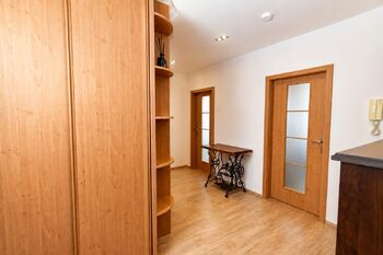 Vstupní chodba s vestavěnou šatní skříní.  - Prodej bytu 5+kk v osobním vlastnictví 109 m², Neratovice