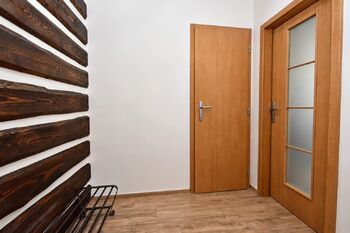 Chodba a samostatná toaleta.  - Prodej bytu 5+kk v osobním vlastnictví 109 m², Neratovice