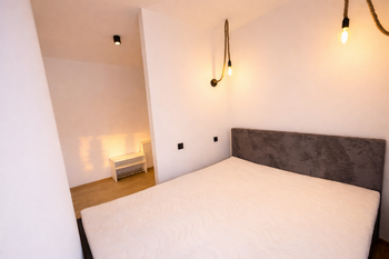 s postelí - Pronájem bytu 1+kk v osobním vlastnictví 32 m², Jablonec nad Nisou