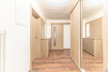 chodba - Prodej domu 160 m², Karlova Ves