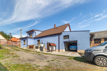 venkovní posezení, navazuje garáž - Prodej domu 160 m², Karlova Ves