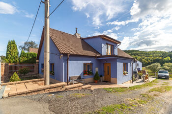 dům je zateplený a má novou fasádu - Prodej domu 160 m², Karlova Ves 