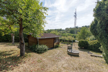 Stavební pozemek 1 263 m² na prodej v Plzni-Skvrňanech – celkový pohled na parcelu určenou pro výstavbu rodinného domu. - Prodej pozemku 1263 m², Plzeň
