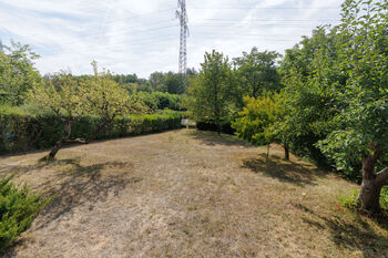 Stavební pozemek 1 263 m² na prodej v Plzni-Skvrňanech – celkový pohled na parcelu určenou pro výstavbu rodinného domu. - Prodej pozemku 1263 m², Plzeň